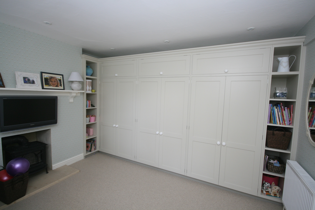 Click for next panorama picture of Wardrobes with Window seats and Dresser (0.6 mb) use Back button below to return to main page.