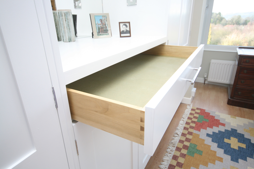 Click for next picture of Dovetailed Wardrobe Drawer, Enlargement 3 of 3 (0.7 mb)