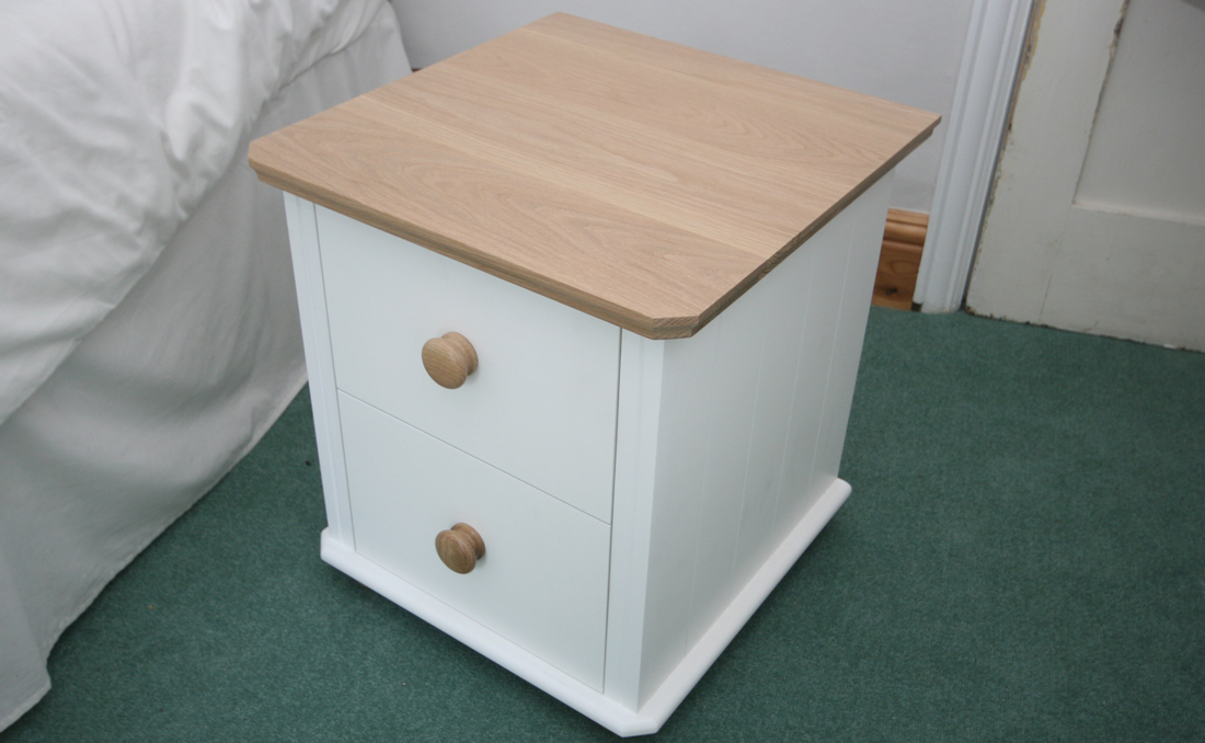 Click for next picture of Bedside Cabinet with Dovetailed Drawers and Oak Top, Enlargement 2 of 3 (0.7 mb)