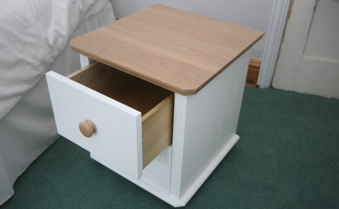 Click for next picture of Bedside Cabinet with Dovetailed Drawers and Oak Top, Enlargement 3 of 3 (0.7 mb)