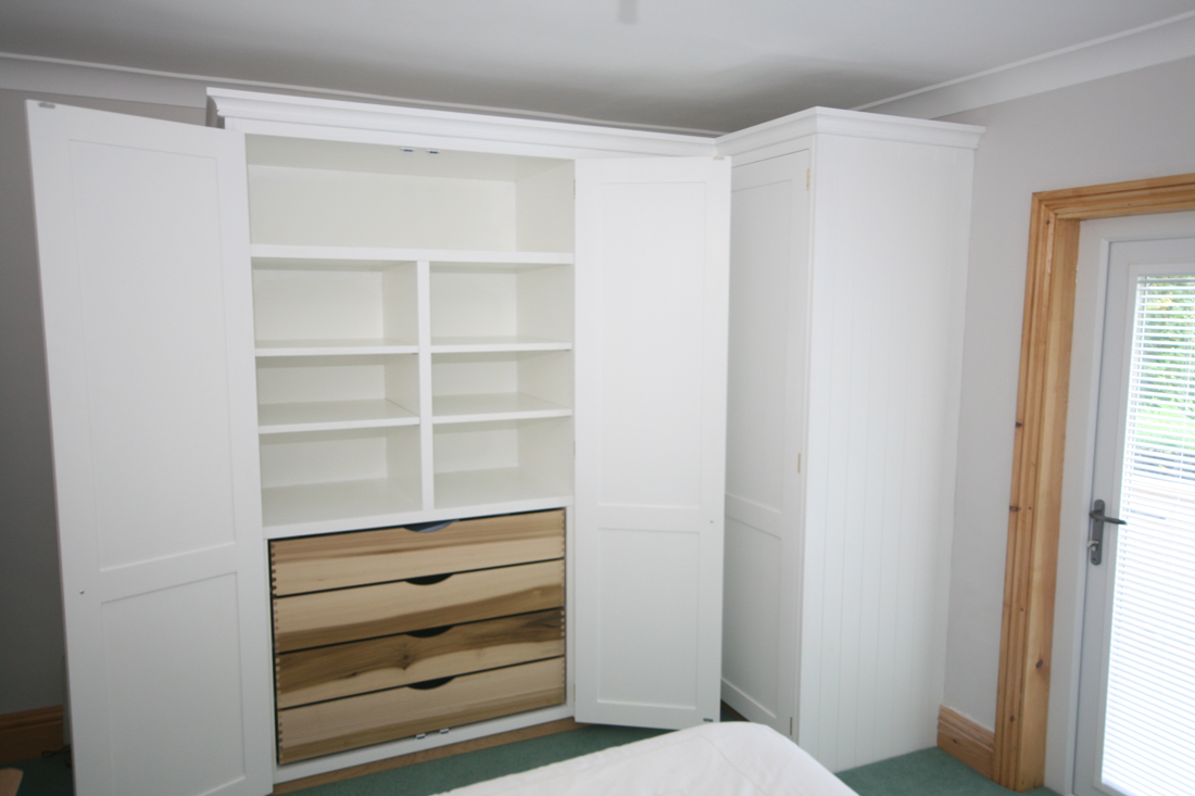 Click for next picture of 'L' shaped Corner Wardrobes with internal Drawers (0.6 mb).