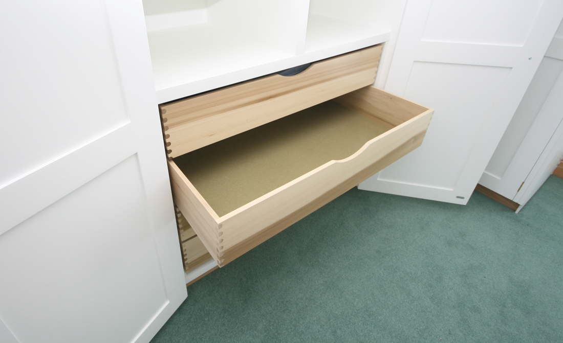 Click for next picture of Dovetailed Wardrobe Drawer, Enlargement 3 of 3 (0.7 mb)