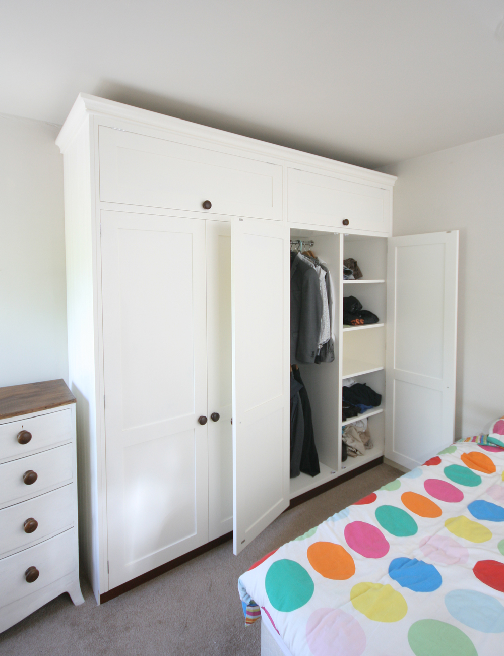 Back to Twin Bespoke Fitted Wardrobes with Drawers and Pigeon Holes main page