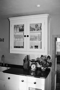 Country Kitchen with Curved Cornice and End Panels. Enlargement 2 (0.6 mb).