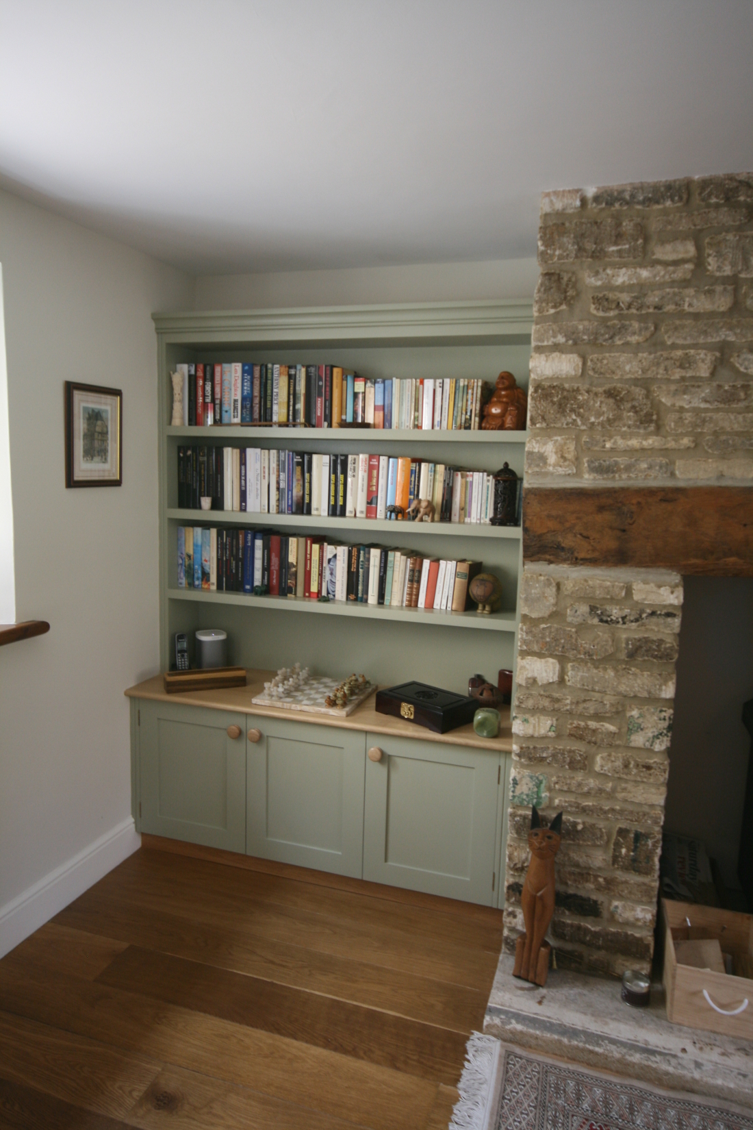 Back to Alcove Units with Bookshelves, Cupboards, Oak Worktop and TV surrounding fireplace main page.