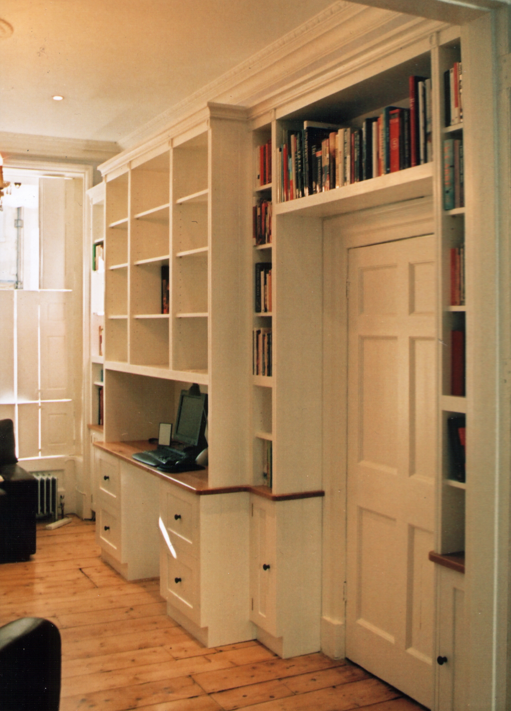 Painted Bespoke Home Office with Oak Desk, Enlargement 1 (0.9 mb).