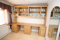 Office in Oak with Curved Desk and American Black Walnut Beading, Enlargement 2 (0.6 mb)