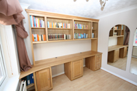 Office in Oak with Curved Desk and American Black Walnut Beading, Enlargement 3 (0.6 mb)